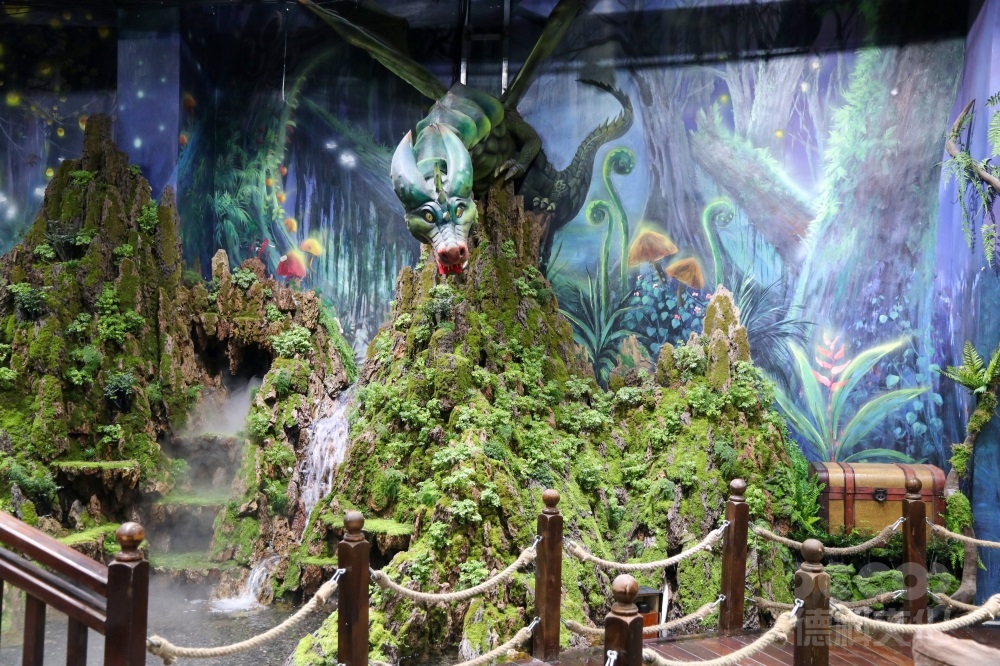 科技展廳設計中如何利用可視化和互動展示方式吸引參觀者？