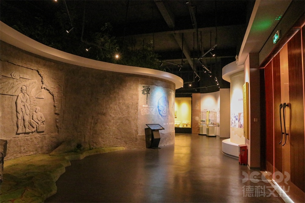 如何在城市展館設(shè)計中考慮安全和緊急疏散？